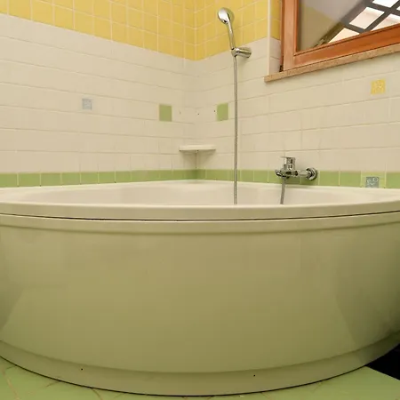 Honey Bee Apartment *